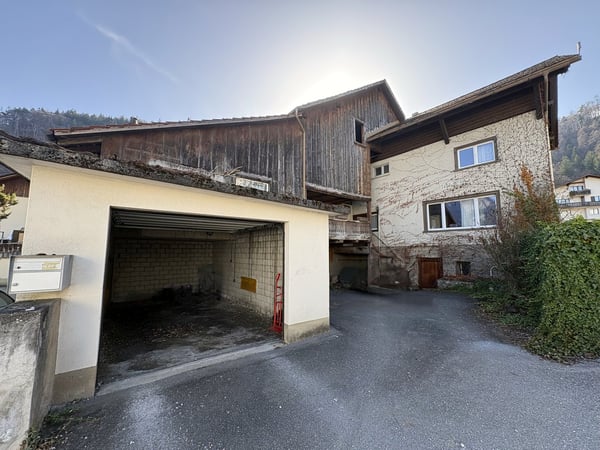 Untervaz - Einfamilienhaus mit Stall und Garagen 2