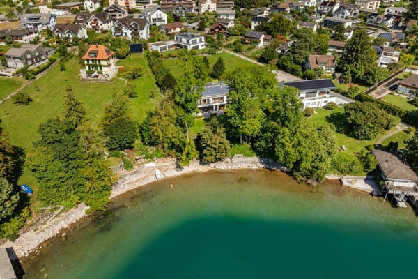 Licht, Luft, See: Exklusive Villa mit Seeanstoss und altem Baumbestand 1