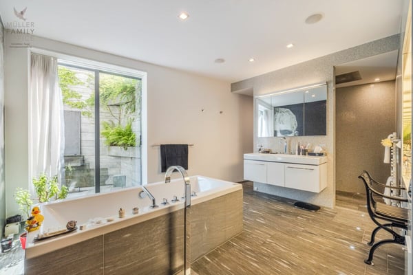 Traumhafte Luxus-Designer-Villa mit fantastischer Seesicht und Einliegerwohnung 12