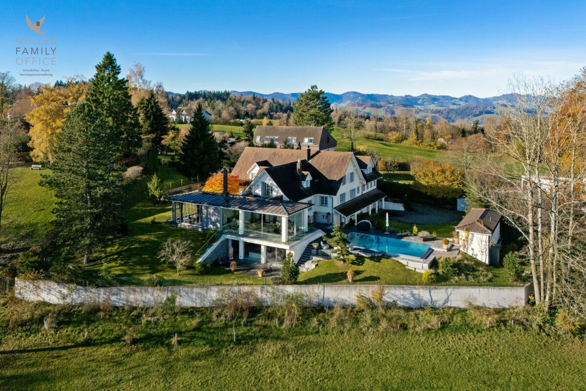 Luxuriöse Panorama-Villa mit Aussenpool, Wellnessoase und traumhaftem Weitblick