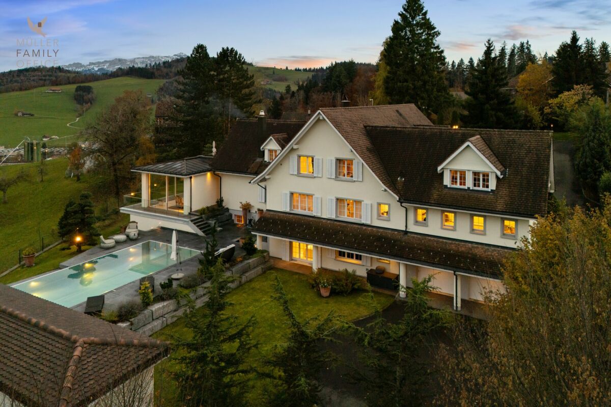 Luxuriöse Panorama-Villa mit Aussenpool, Wellnessoase und traumhaftem Weitblick