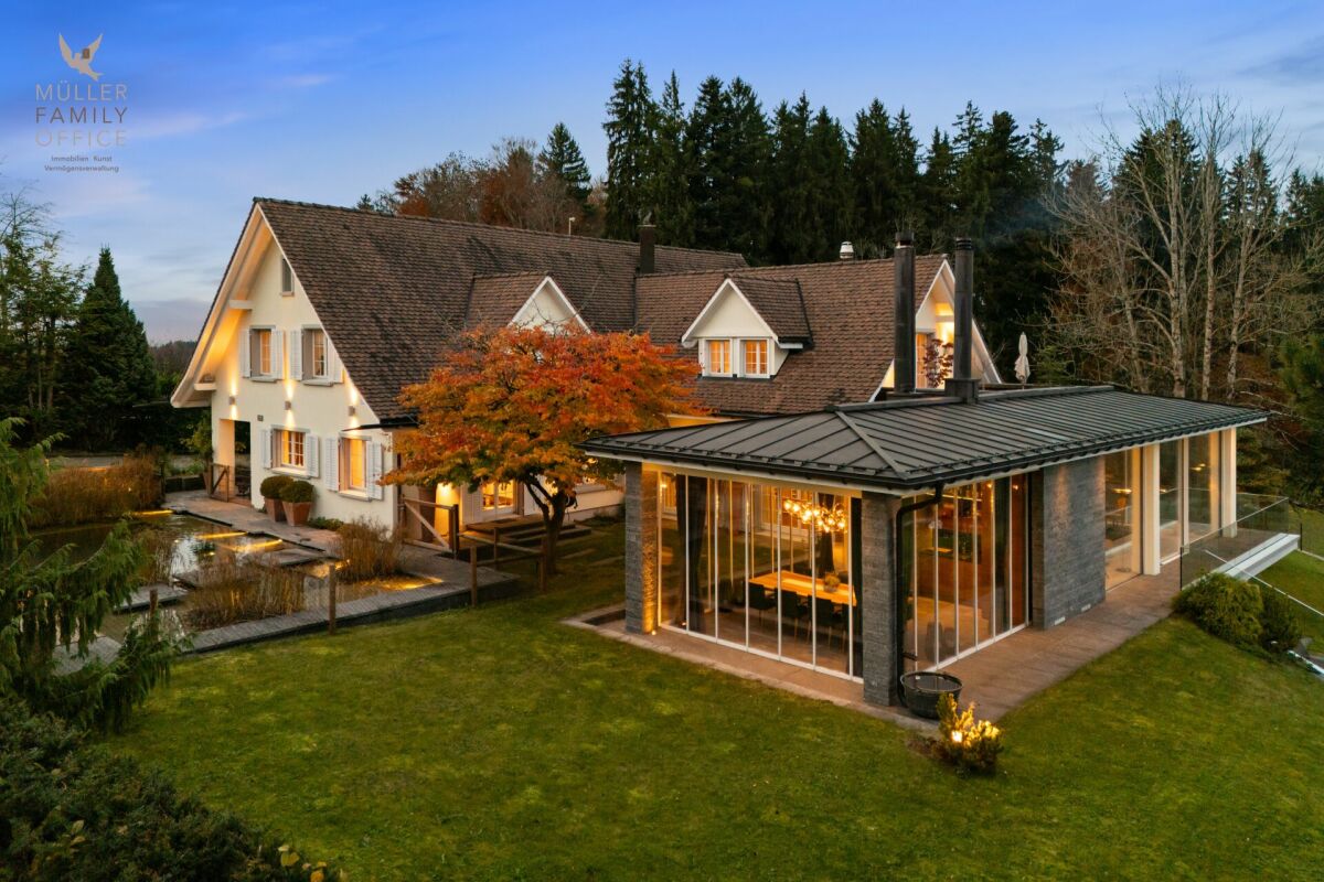 Luxuriöse Panorama-Villa mit Aussenpool, Wellnessoase und traumhaftem Weitblick