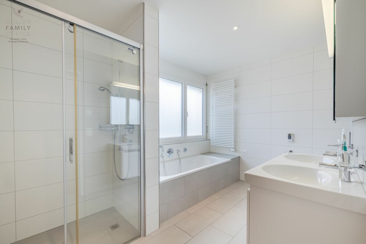 Schöne und sehr gepflegte 4 1/2 Zimmer-Wohnung in der  Überbauung 