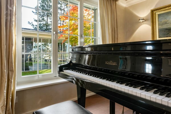 Luxuriöse Panorama-Villa mit Aussenpool, Wellnessoase und traumhaftem Weitblick 11