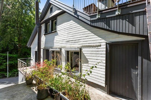 Urbanes Einfamilienhaus mit Atelier nahe Altstadt und Mülenenschlucht 3