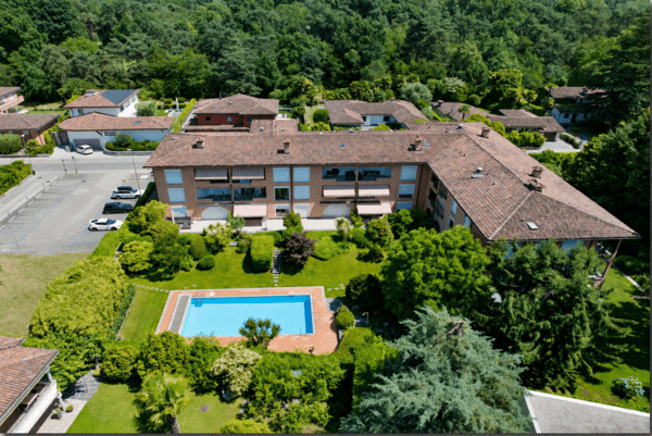 Moderne 2 1/2 Zimmer-Ferienwohnung mit grossem Pool an attraktiver Lage in Ascona 2