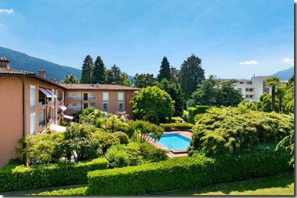 Moderne 2 1/2 Zimmer-Ferienwohnung mit grossem Pool an attraktiver Lage in Ascona 1