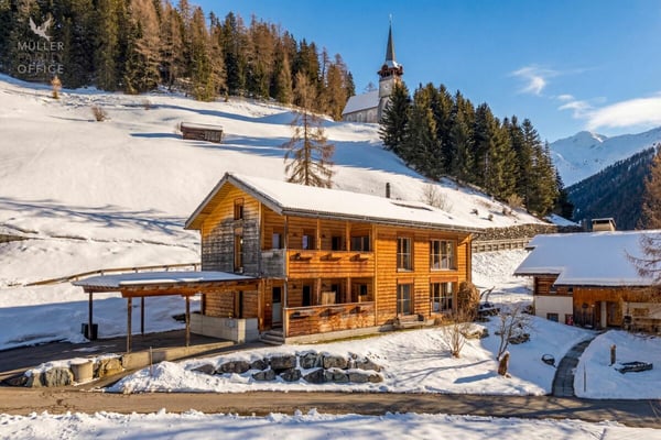 Stilvolles Holzhaus mit alpinem Charme und nachhaltigem Wohn- und Energiekonzept 1
