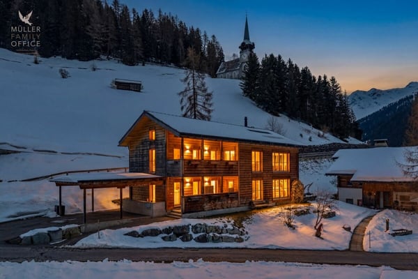 Stilvolles Holzhaus mit alpinem Charme und nachhaltigem Wohn- und Energiekonzept 2