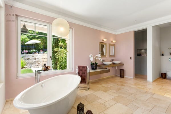 Mediterrane Luxusvilla mit Naturpool und traumhaftem Gartenparadies 13