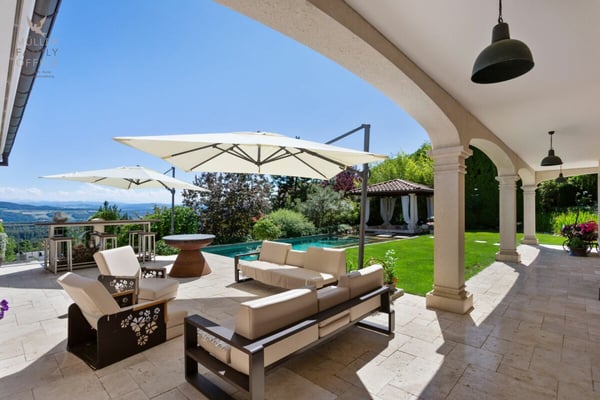 Mediterrane Luxusvilla mit Naturpool und traumhaftem Gartenparadies 4