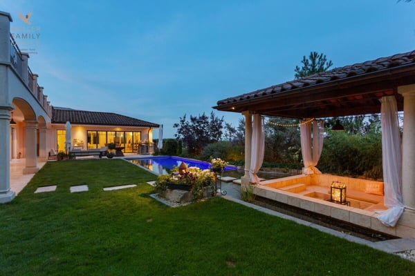 Mediterrane Luxusvilla mit Naturpool und traumhaftem Gartenparadies 8