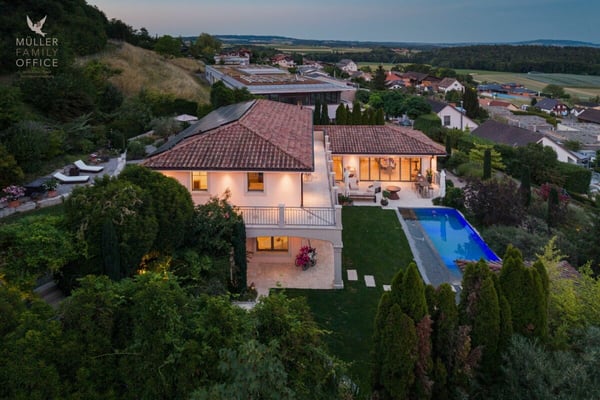 Mediterrane Luxusvilla mit Naturpool und traumhaftem Gartenparadies