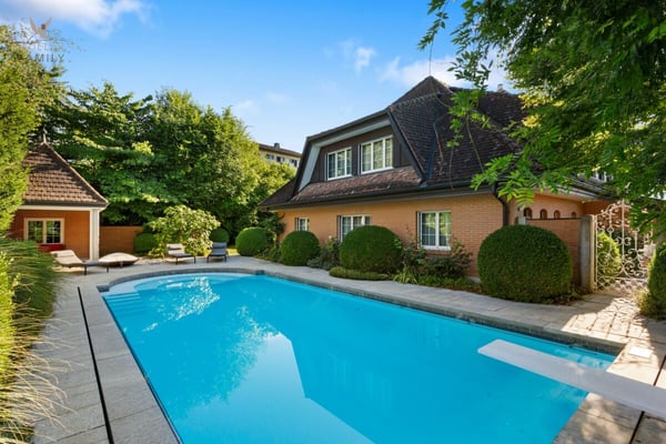 Traumhafte Landhausvilla mit Pool und idyllischer Gartenanlage