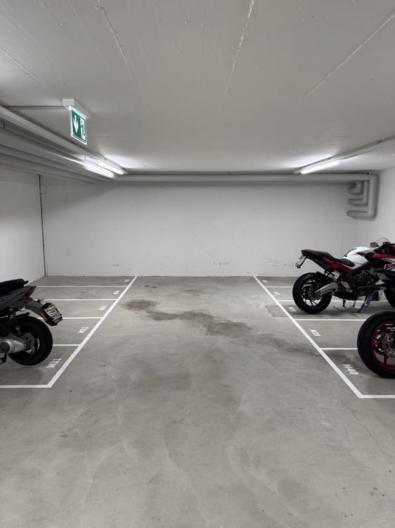 Motorradplätze in Einstellhalle zu vermieten 1