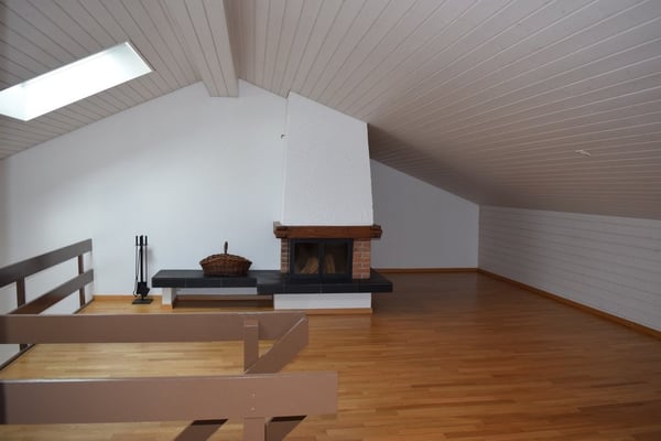 Befristete Galeriewohnung mit Cheminée und 2 Balkonen 1
