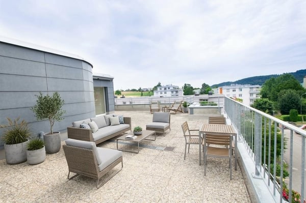 Attikawohnung mit grosser Terrasse an der Landwirtschaftszone in Brügg