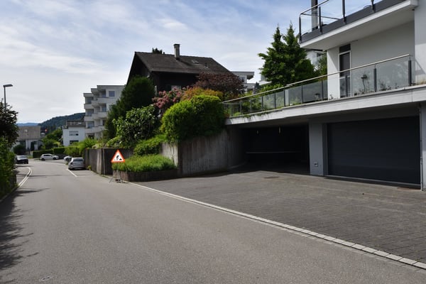 3 Einzelparkplätze und 1 Motorradparkplatz zu vermieten 4