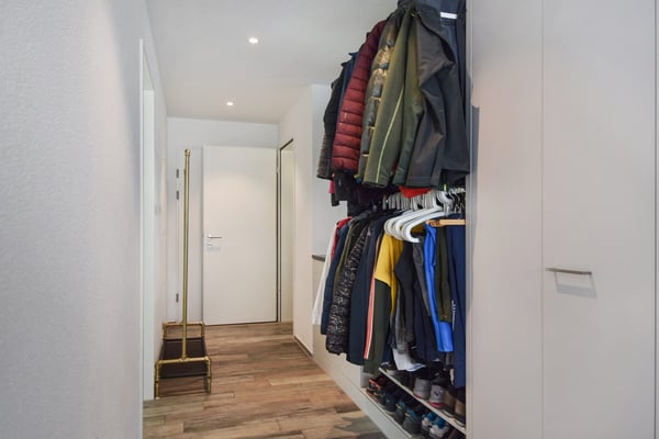 Moderne 2.5-Zimmerwohnung mit grossem Garten und Aussenparkplatz 12