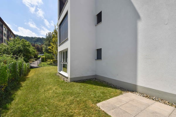 Moderne 2.5-Zimmerwohnung mit grossem Garten und Aussenparkplatz 15