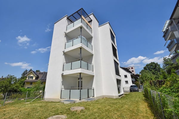 Moderne 2.5-Zimmerwohnung mit grossem Garten und Aussenparkplatz 16