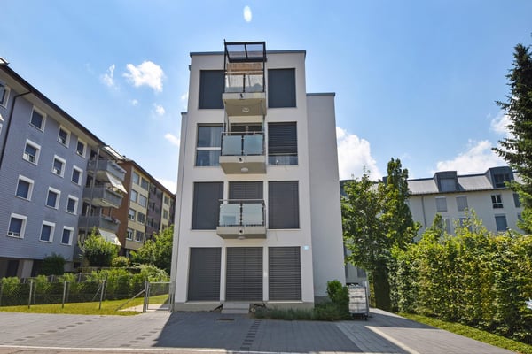 Moderne 2.5-Zimmerwohnung mit grossem Garten und Aussenparkplatz 1