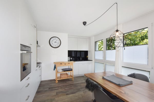 Moderne 2.5-Zimmerwohnung mit grossem Garten und Aussenparkplatz 4