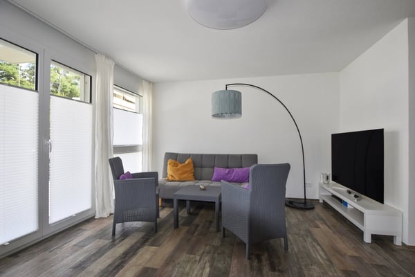 Moderne 2.5-Zimmerwohnung mit grossem Garten und Aussenparkplatz 2