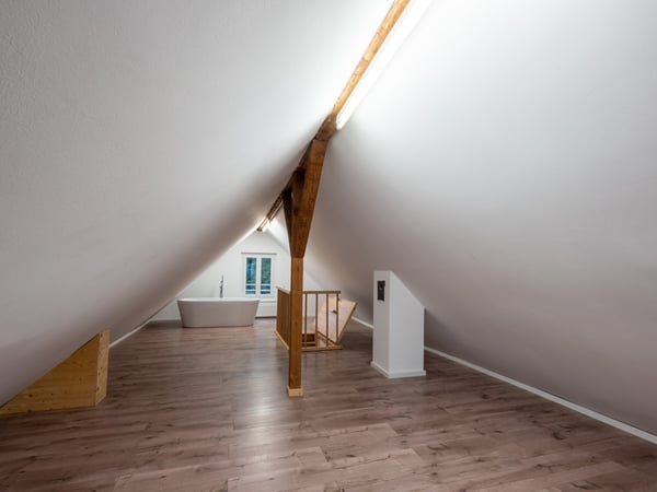 Einzigartig: Sanierte Altbau-Maisonette-Wohnung mit grosser Terrasse. 12