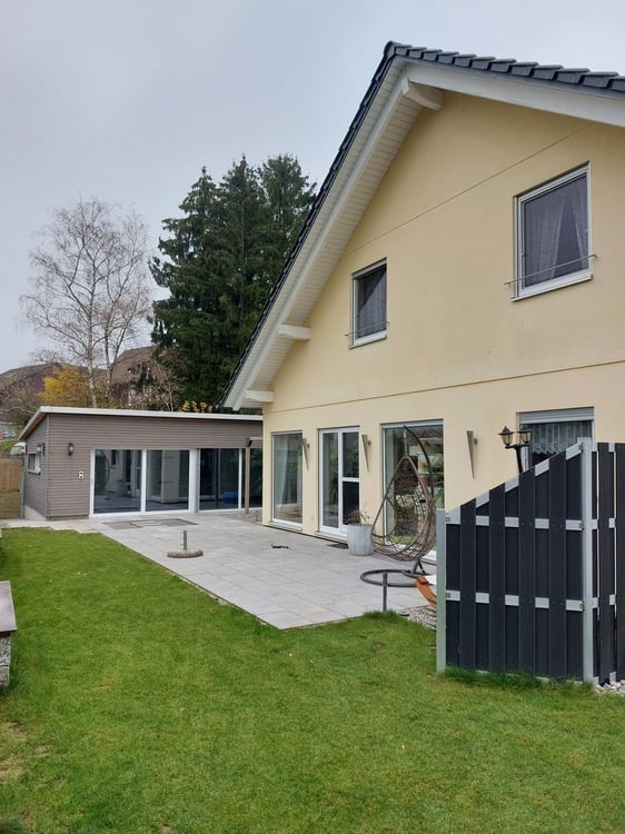 Modernes 5-Zimmer-Einfamilienhaus mit Hallenbad in Illhart