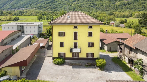 Condominio con 5 appartamenti e bella vista a Claro 2