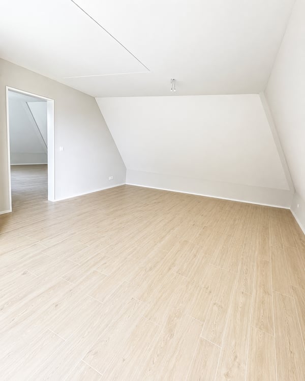 Moderne 3.5-Zimmer-Dachwohnung mit Panoramablick in Holderbank 7