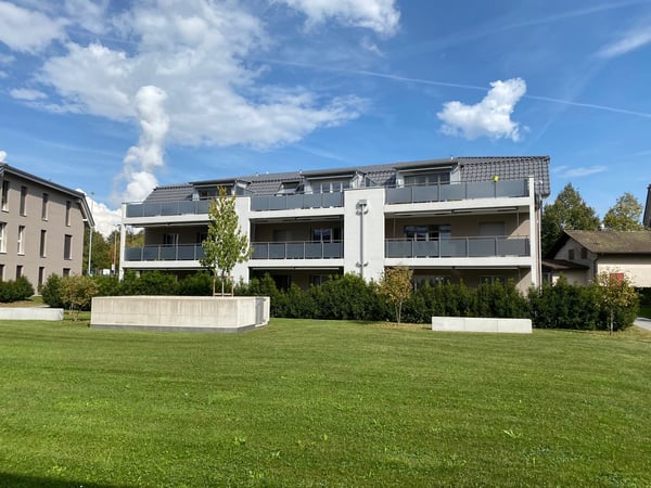 Moderne 3.5-Zimmer-Dachwohnung in Leibstadt – sofort verfügbar!