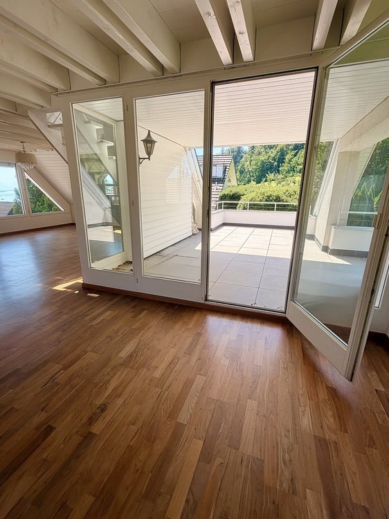 Gepflegte 6.5 Zimmer Maisonette-Wohnung mit 2 Terrassen und Teil-Seesi 2