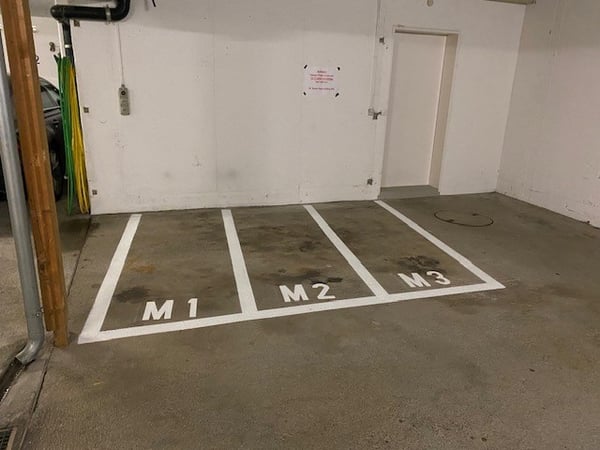 Motorrad-Parkplatz in Einstellhalle 2