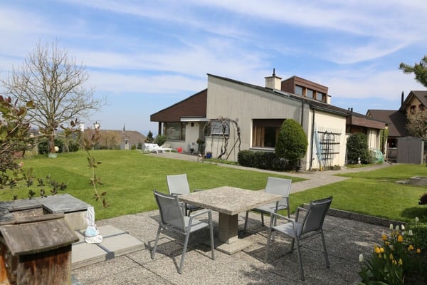 Villa mit Seesicht und mit separatem Bauland an sehr guter Lage. 1