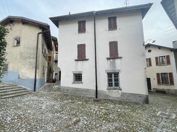 Eck Haus mit Baubewilligung für 2 Wohnungen - Casa d'angolo con concessione edilizia per 2 appartamenti 1