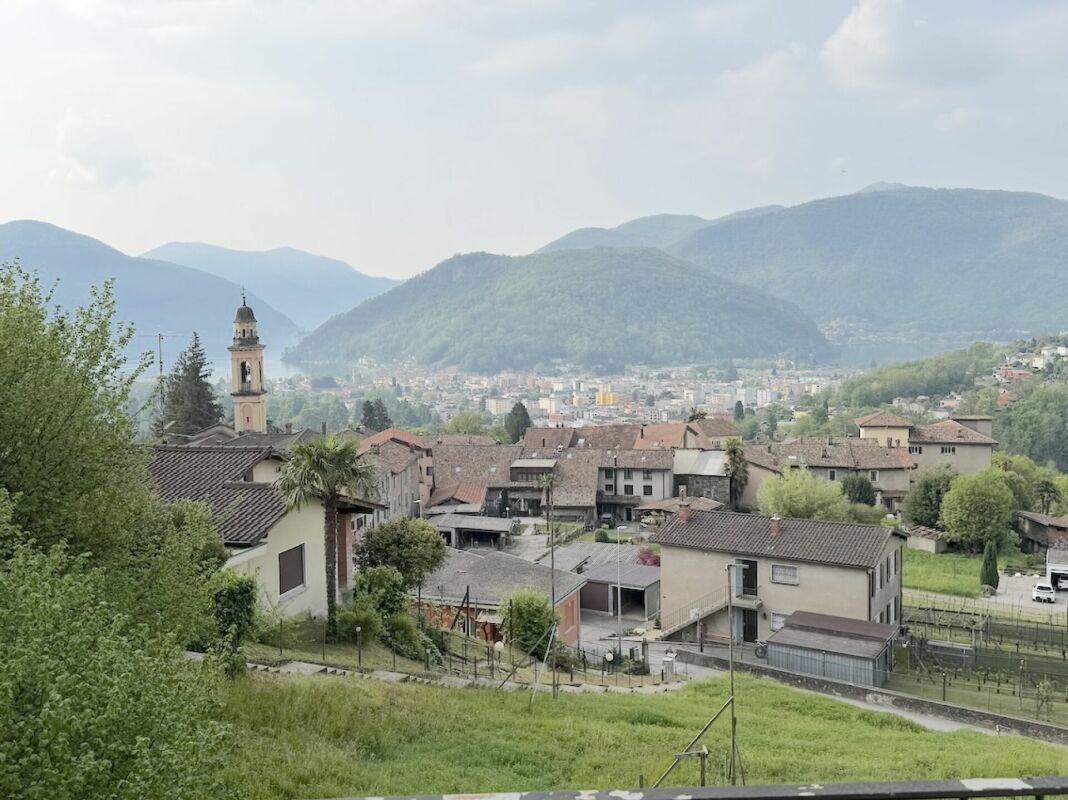 Haus mit Einliegerwohnung und Seesicht  Casa con appartamento indipendente e vista lago.
