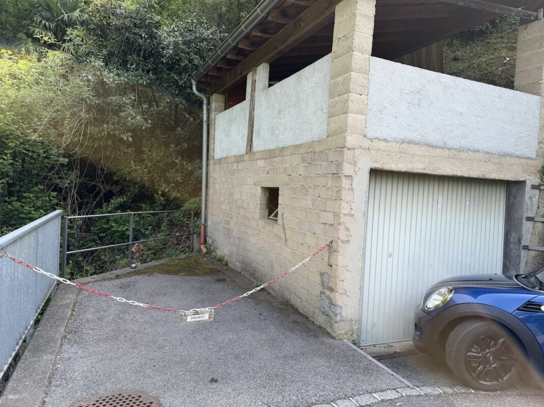 Haus mit Einliegerwohnung und Seesicht  Casa con appartamento indipendente e vista lago.