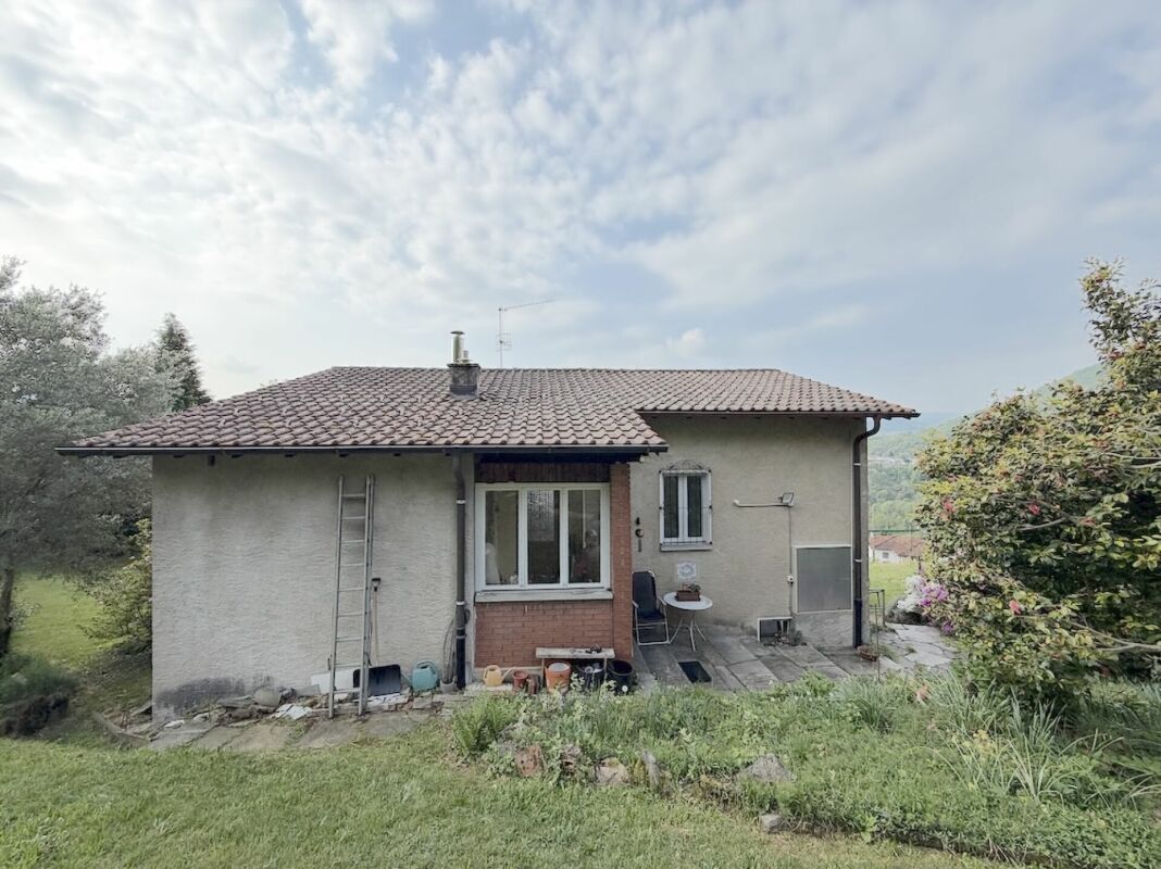 Haus mit Einliegerwohnung und Seesicht  Casa con appartamento indipendente e vista lago.
