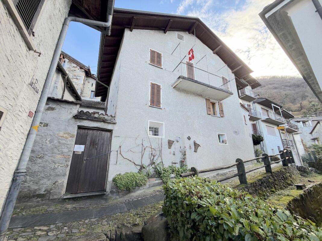 Ruhiges EFH 5 Zimmer mit Seesicht und vielen Kellern   Tranquilla casa indipendente con 5 locali, vista lago e numerose cantine