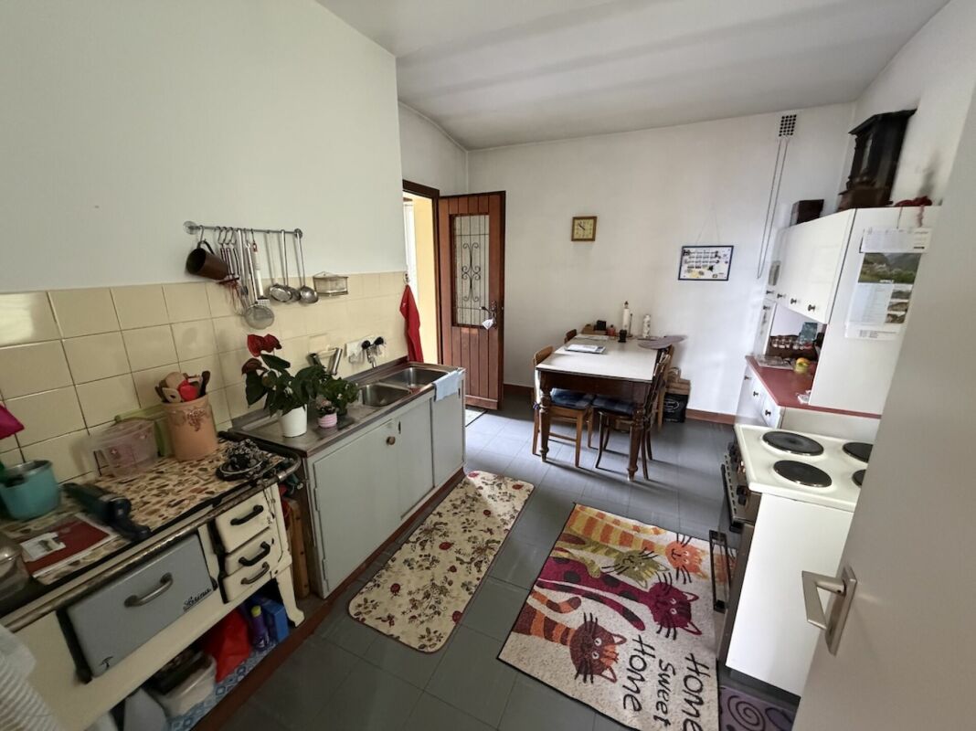 Haus mit Einliegerwohnung und Seesicht  Casa con appartamento indipendente e vista lago.
