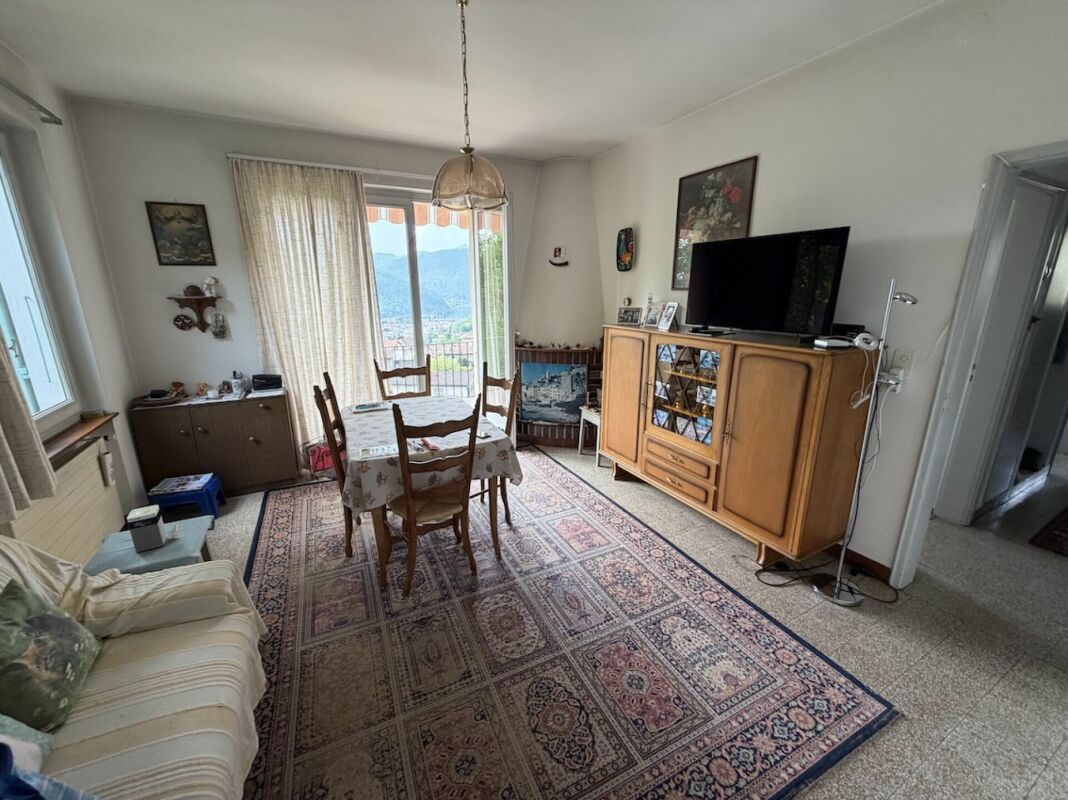 Haus mit Einliegerwohnung und Seesicht  Casa con appartamento indipendente e vista lago.