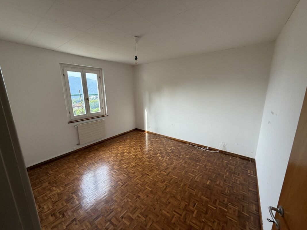 Haus mit Einliegerwohnung und Seesicht  Casa con appartamento indipendente e vista lago.
