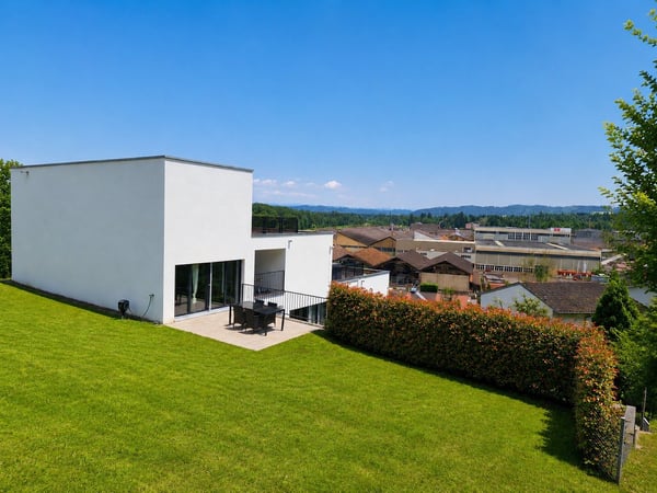 Drei moderne Terrassenhäuser mit Lift und grosszügigem Garten 1