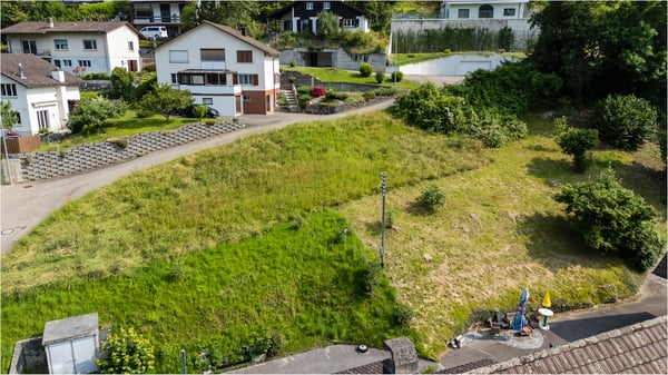 Grand terrain constructible de 1200 m2 4