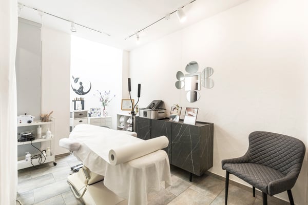 Renditegelegenheit: Zwei vermietete Geschäftsflächen 1