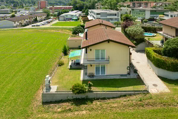 Luminosa casa unifamiliare con vista aperta sul verde 9