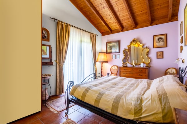 Luminosa casa unifamiliare con vista aperta sul verde 4