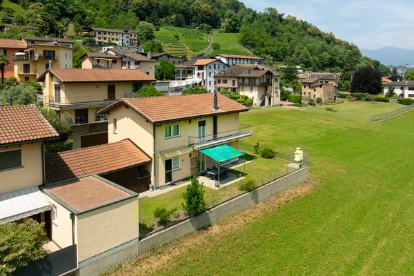 Luminosa casa unifamiliare con vista aperta sul verde 1